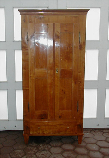 Schmaler Kirschbaumschrank um 1800