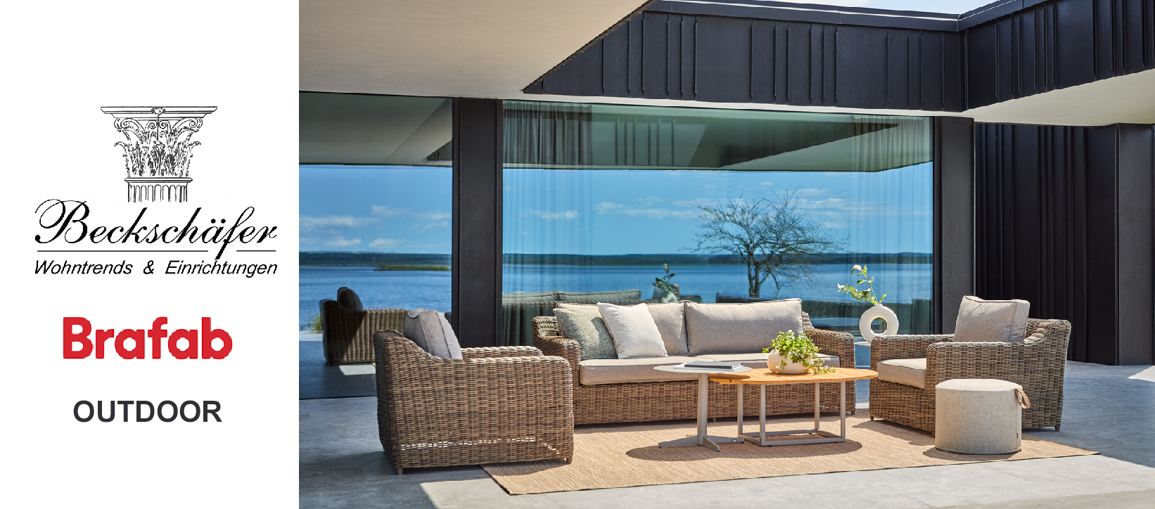 Beckschäfer Wohntrends & Einrichtungen – Brafab Outdoor: Rattan-Loungegruppe mit Sofa, Sesseln und Couchtisch auf Terrasse mit Meerblick