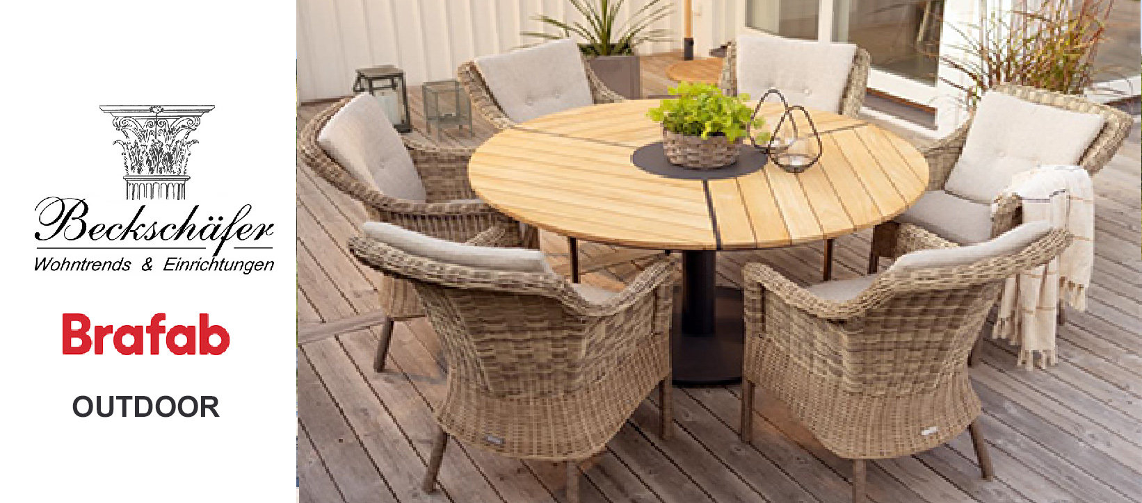 Beckschäfer Wohntrends & Einrichtungen – Brafab Outdoor: Runder Teakholz-Gartentisch mit beigen Rattan-Sesseln und Sitzkissen auf Holzterrasse