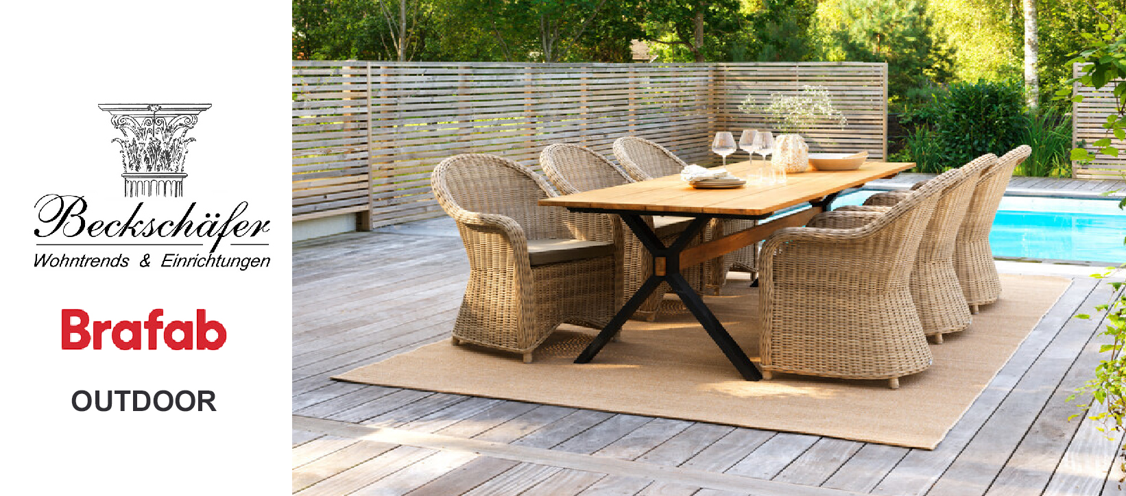 Beckschäfer Wohntrends & Einrichtungen – Brafab Outdoor: Langer Teakholz-Esstisch mit Rattan-Sesseln auf Holzterrasse am Pool
