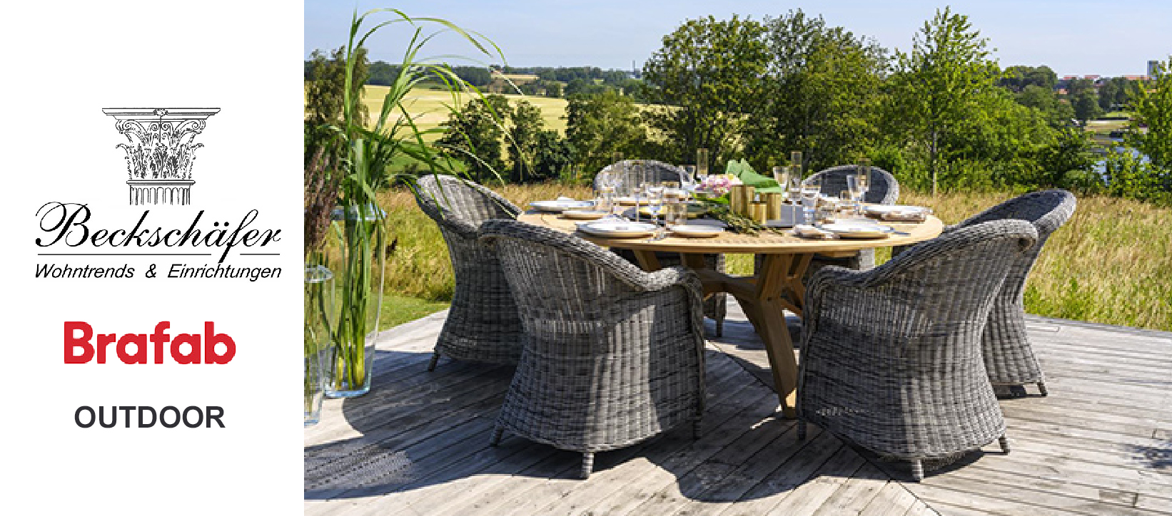Beckschäfer Wohntrends & Einrichtungen – Brafab Outdoor: Runder Teakholz-Esstisch mit grauen Rattan-Sesseln auf Holzterrasse mit Landschaftsblick