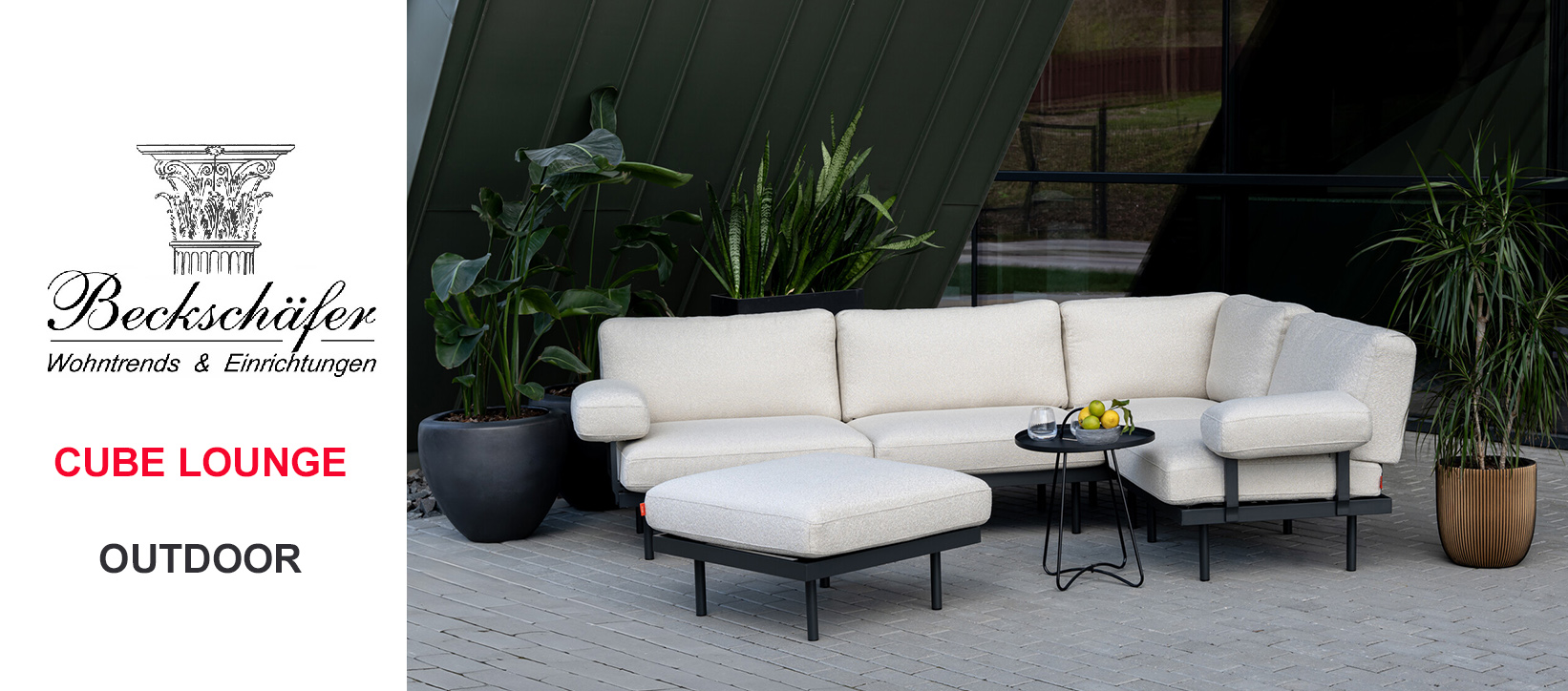Beckschäfer Wohntrends & Einrichtungen – Cube Lounge Outdoor: Modulare Outdoor-Lounge in Creme-Weiß mit Hocker und schwarzem Beistelltisch auf Terrasse