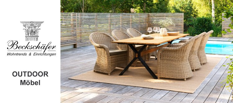 Beckschäfer Wohntrends & Einrichtungen – Outdoor Möbel: Gartenmöbel-Set mit Teakholz-Esstisch und Rattan-Sesseln auf Holzterrasse am Pool