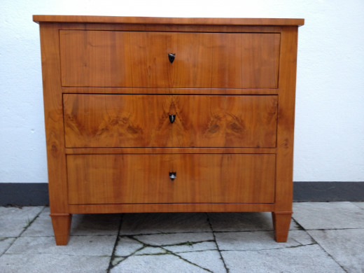 Kommode klein, 3-schübig, Kirsche auf Kiefer querfurniert