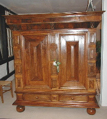 Barock - Kissenschrank um 1700